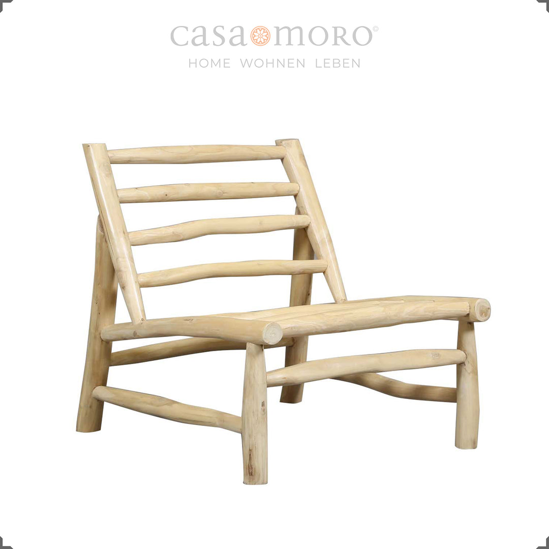 Poltrona artesanal para interior e exterior, em teca natural, que confere um caráter acolhedor