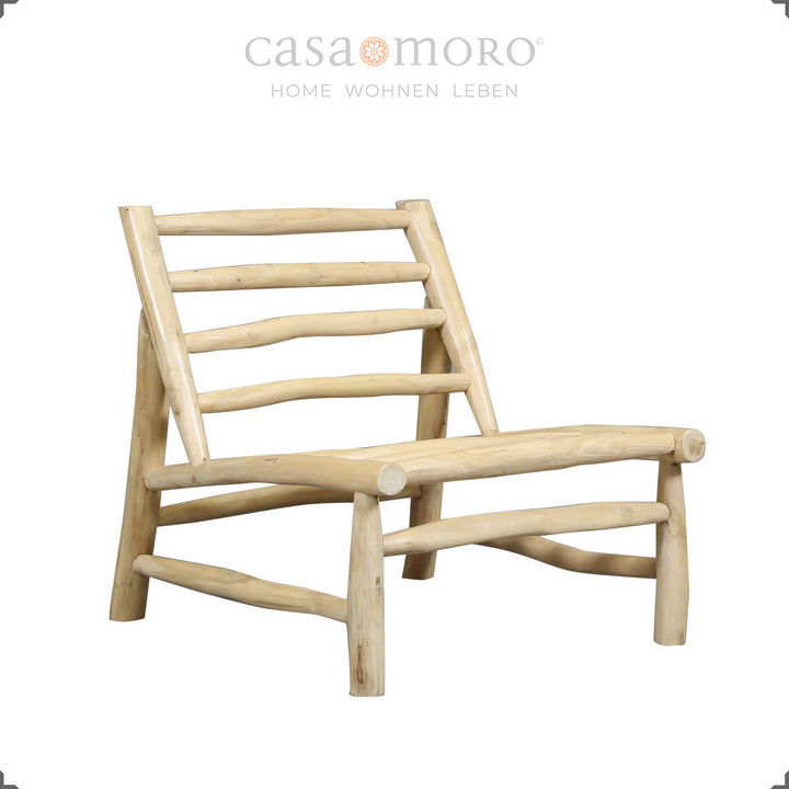 Poltrona artesanal para interior e exterior, em teca natural, que confere um caráter acolhedor