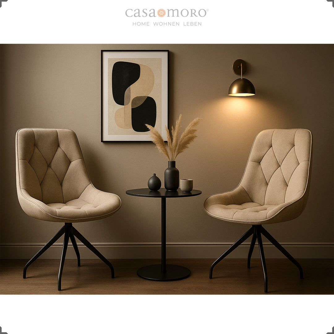 Duas cadeiras estofadas com rotação de 360°, em castanho com estrutura metálica preta – conjunto de assentos elegante com mesa de apoio e quadro de parede num ambiente de sala de estar moderno