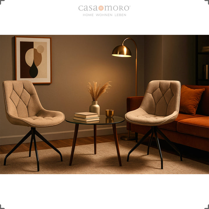 Duas cadeiras estofadas com rotação de 360° em castanho com estrutura metálica preta – um conjunto de estar acolhedor com mesa de apoio e iluminação acolhedora numa sala de estar moderna