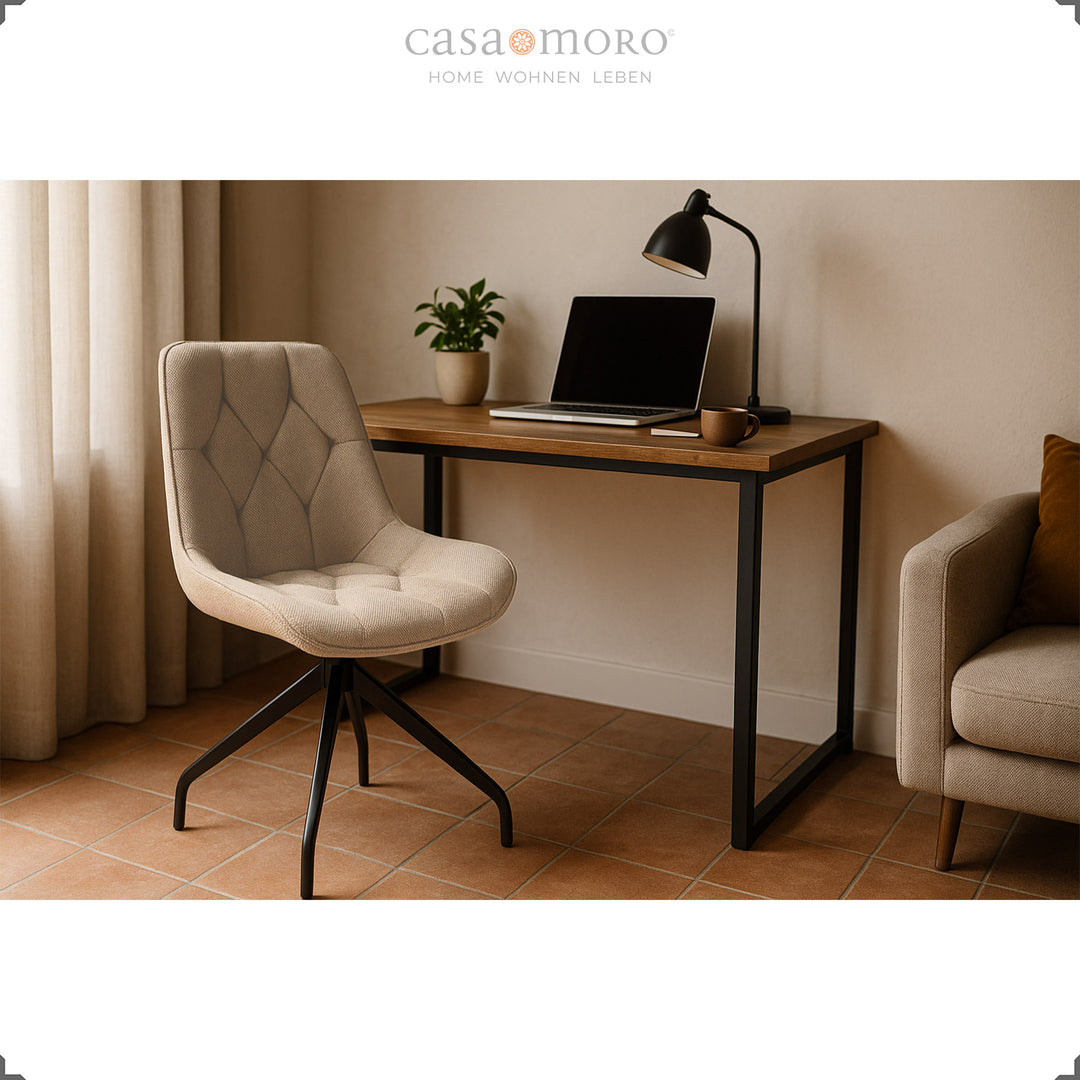 Cadeira estofada giratória a 360° em castanho com estrutura metálica preta – elegante cadeira giratória para secretária num escritório doméstico moderno com tons de madeira e bege