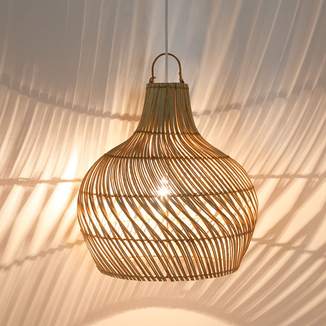 Candeeiro de teto em rattan feito à mão, com um elegante entrelaçado curvo e um jogo de luzes acolhedoras na parede e no teto