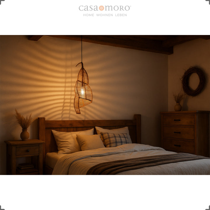 Candeeiro de rattan suspenso no quarto, que proporciona uma luz acolhedora e um ambiente natural e confortável