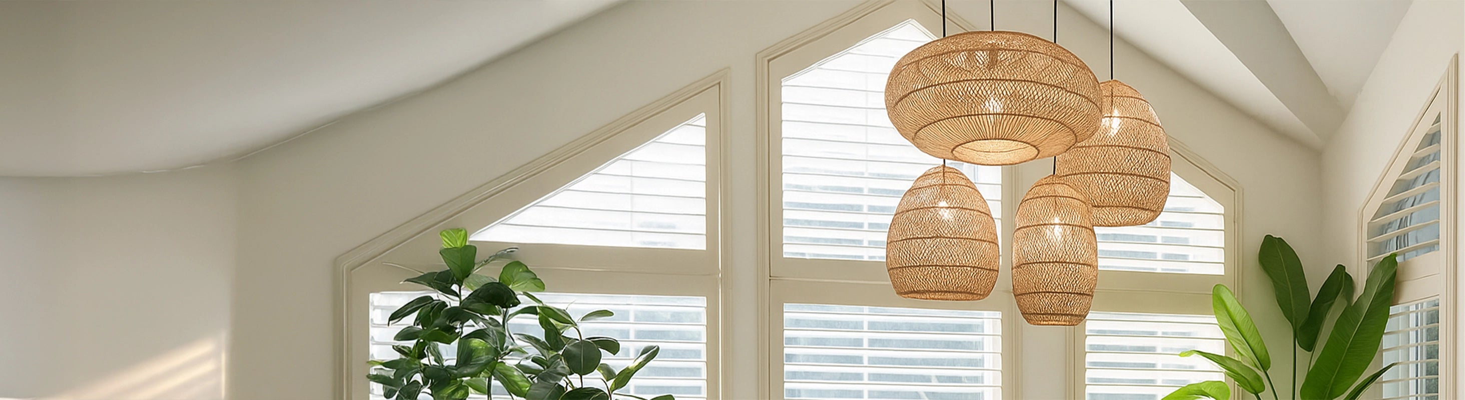 Candeeiros de rattan – Candeeiros de rattan trançado em diferentes formatos, como candeeiros suspensos na sala com plantas e luz do dia
