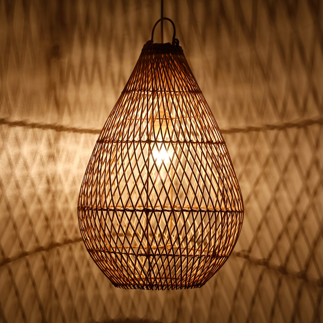 Abajur em forma de gota, em rattan trançado à mão com um entrelaçado delicado e um jogo de luzes acolhedor