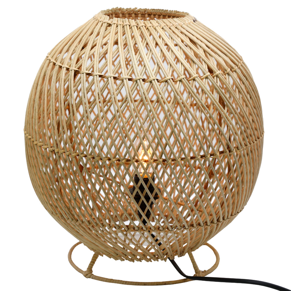Candeeiro de mesa redondo em rattan natural com um delicado padrão de trançado e lâmpada à vista