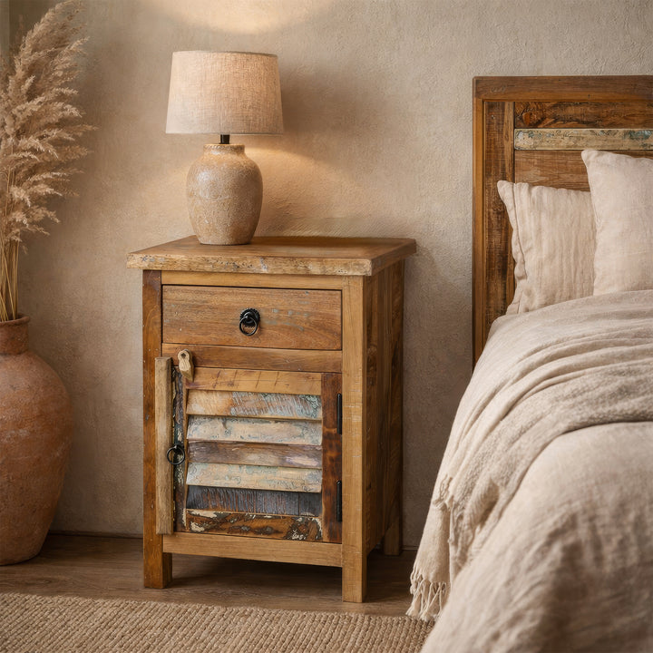 Cómoda de madeira maciça a servir de mesa de cabeceira no quarto, ambiente boho tranquilo, luz acolhedora