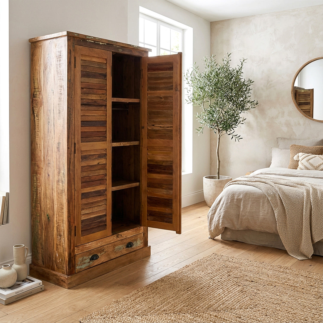 Roupeiro de quarto em madeira maciça e madeira recuperada, em estilo rústico com um toque vintage