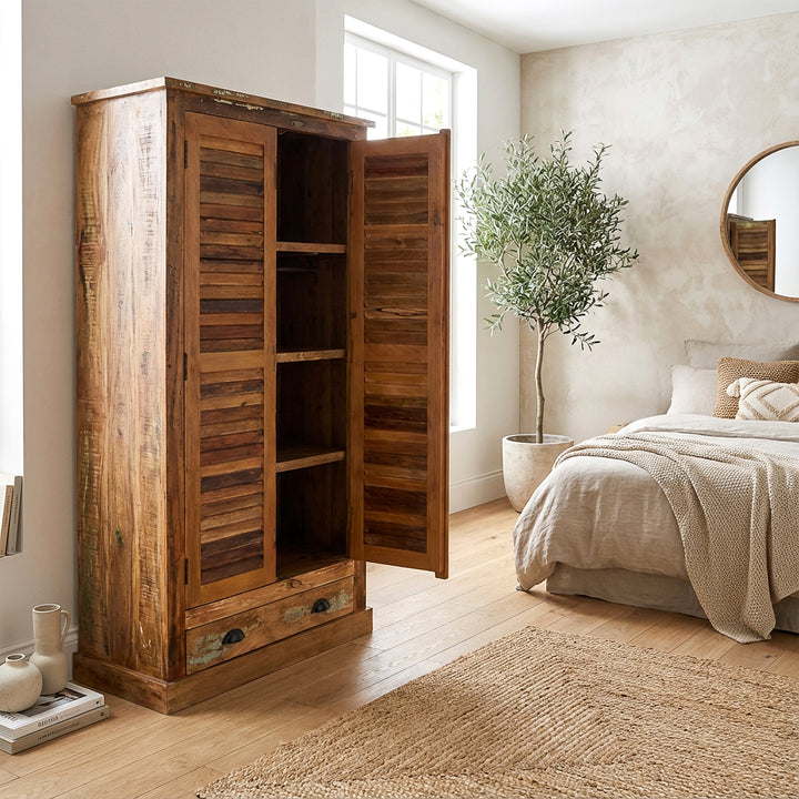 Roupeiro de quarto em madeira maciça e madeira recuperada, em estilo rústico com um toque vintage