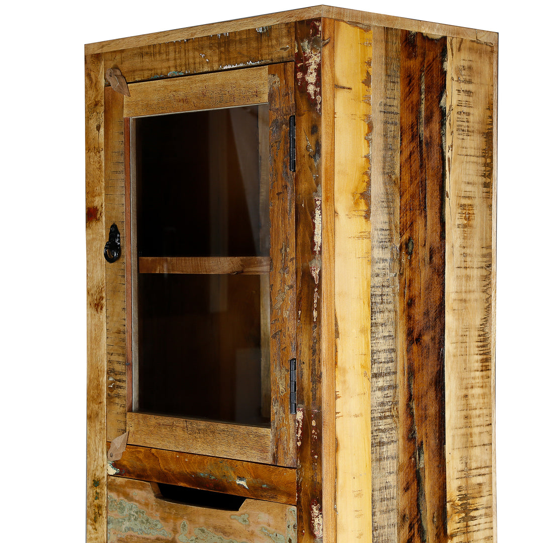 Armário em madeira maciça e madeira recuperada com porta de vidro em estilo vintage, apresentado como peça independente