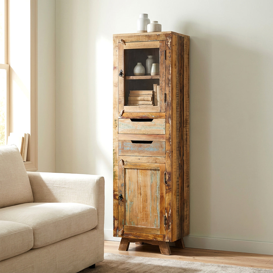 Armário em madeira maciça e madeira recuperada, com gaveta e portas em estilo vintage, colocado numa sala de estar moderna