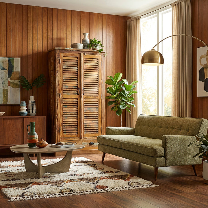 Armário em madeira maciça e madeira recuperada, em estilo vintage, colocado numa sala de estar retro