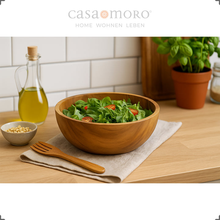 Taça redonda com salada num ambiente de cozinha acolhedor