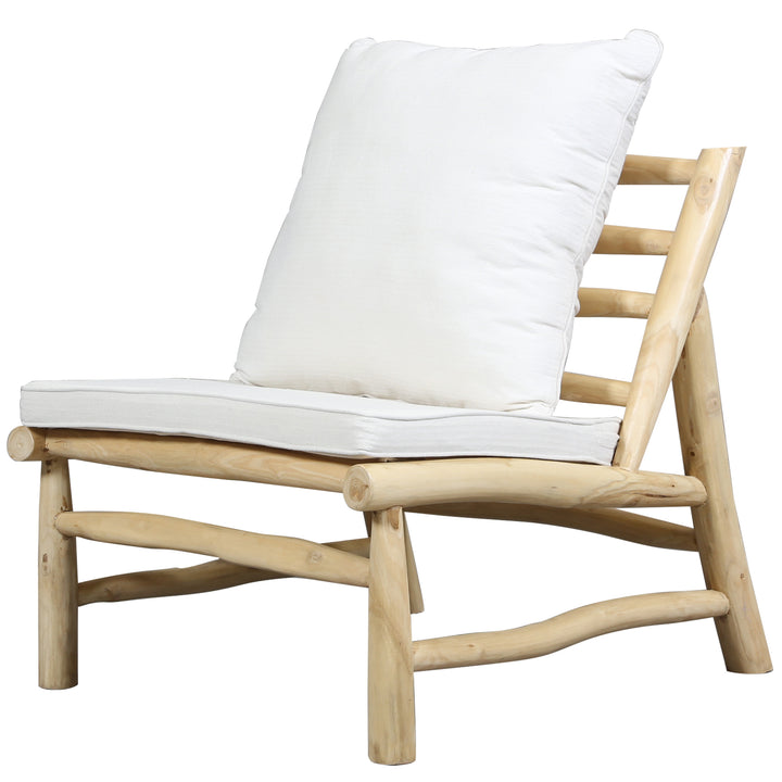 Poltrona de descanso artesanal em teca natural com almofadas em tom creme, ideal para desfrutar tanto no exterior como no interior