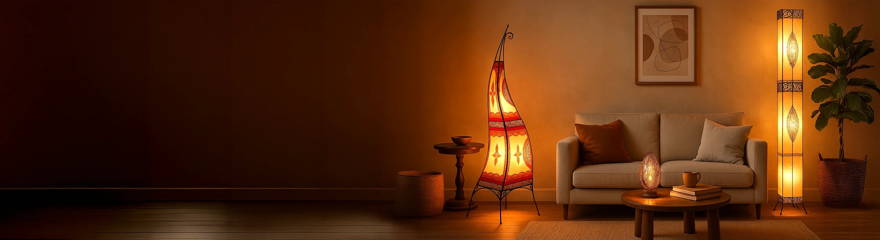 Candeeiros de pé – Sala de estar com luminárias feitas à mão em couro e metal - iluminação atmosférica ao lado do sofá e da mesa de centro