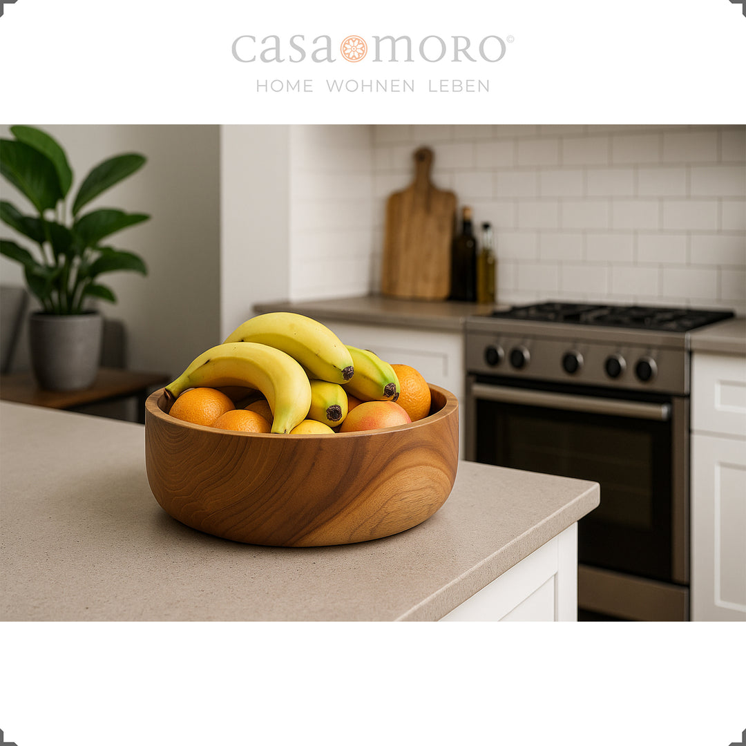 Taça de teca com bananas e citrinos na ilha da cozinha