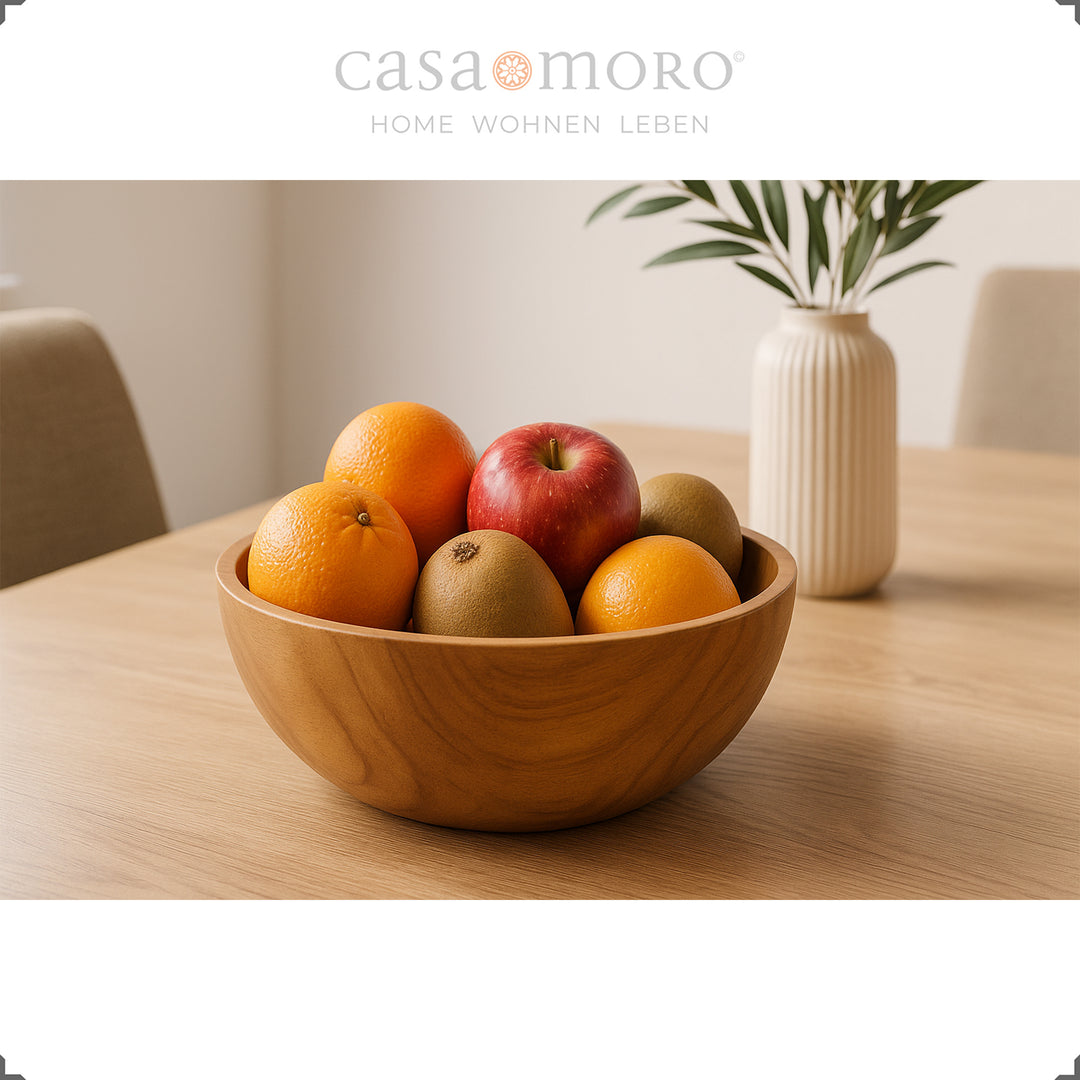 Taça de madeira com fruta sobre a mesa, ideal como decoração de mesa