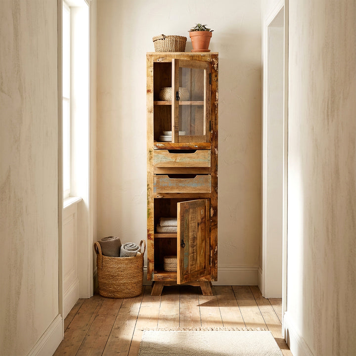 Vitrine em madeira maciça e madeira recuperada, com gaveta e portas em estilo rústico, colocada no corredor