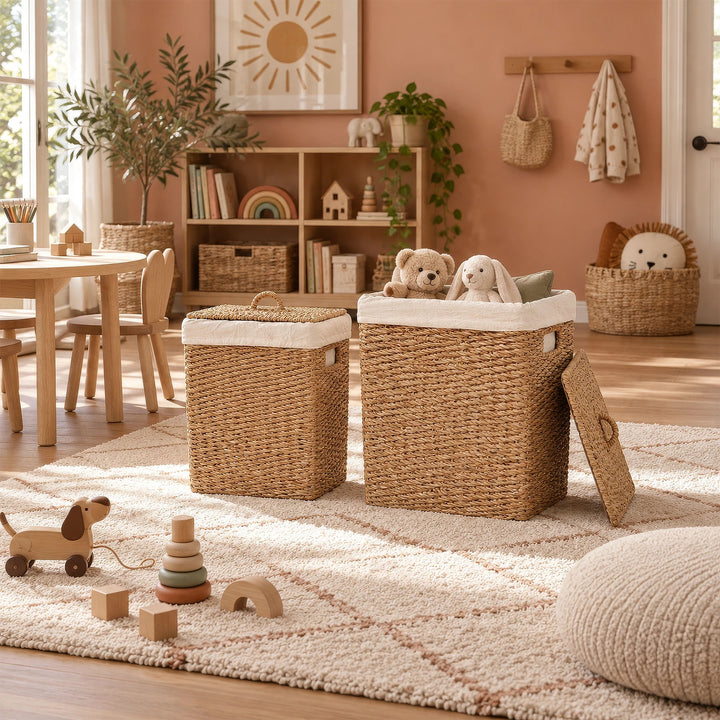 Dois cestos de roupa suja feitos de erva-do-mar, com 50 e 90 litros de capacidade, no quarto das crianças; um cesto grande cheio de peluches.