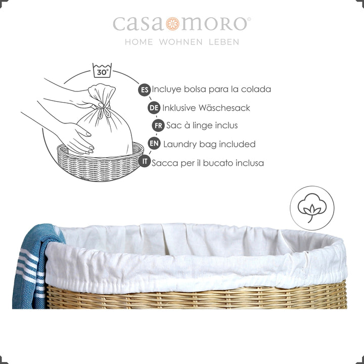 Cesto de roupa suja trançado com saco interior branco e decoração em toalha de banho azul, incluindo saco de roupa lavável