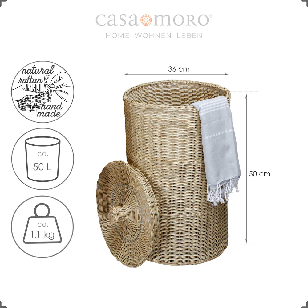 Cesto de roupa suja trançado em tons naturais, com tampa e um toalhão de banho claro, como um acessório elegante