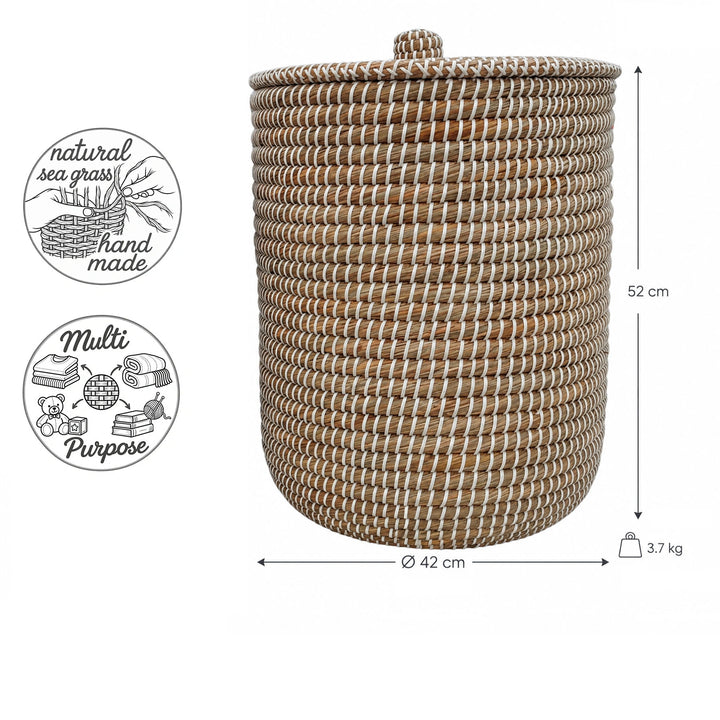 Cesto de roupa suja em erva-do-mar, nas cores natural/branco: Ø 42 cm, 52 cm de altura, volume de cerca de 65 litros e peso de 3,7 kg.