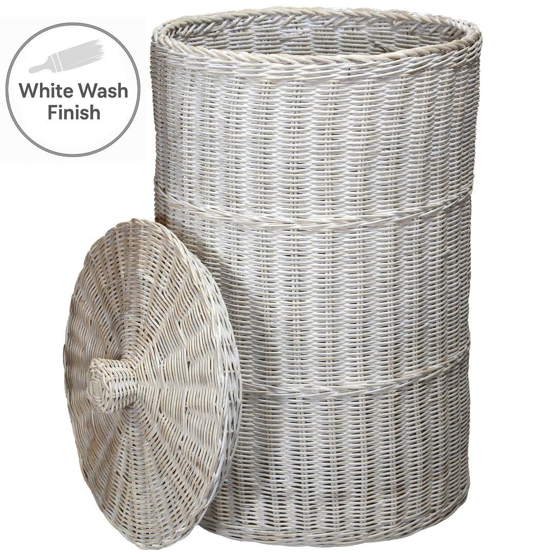 Cesto de roupa suja trançado à mão em rattan com acabamento branco desbotado, com tampa e capacidade de 50 litros