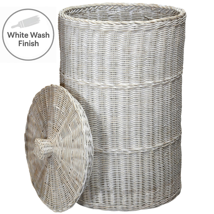 Cesto de roupa suja trançado à mão em rattan com acabamento branco desbotado, com tampa e capacidade de 50 litros