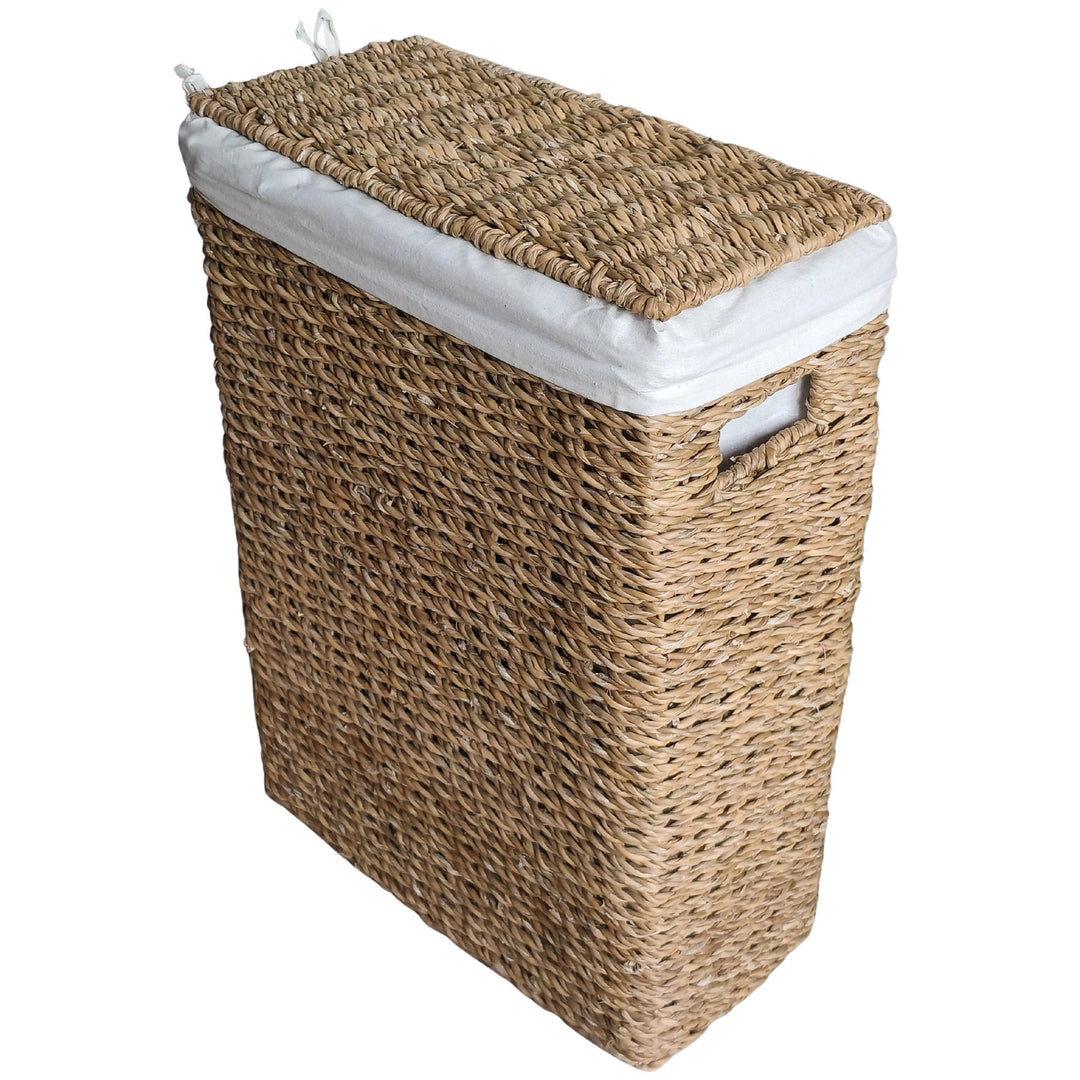 Cesto de roupa suja estreito e retangular, com tampa e 45 litros de capacidade, forro em tecido branco e alça lateral.