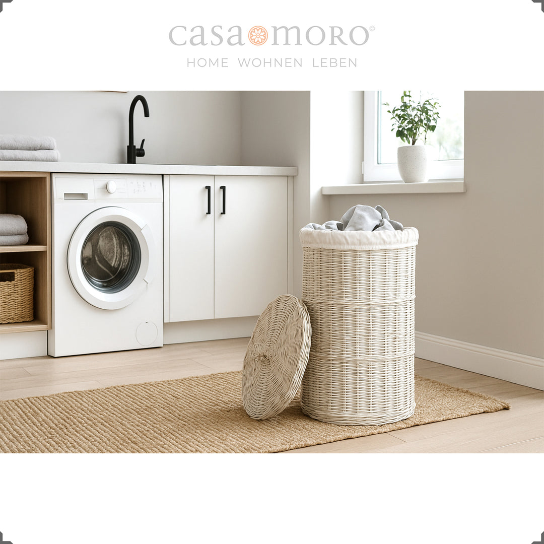 Cesto de roupa suja White Wash na lavandaria, com saco interior claro e tampa trançada – integra-se harmoniosamente num interior moderno