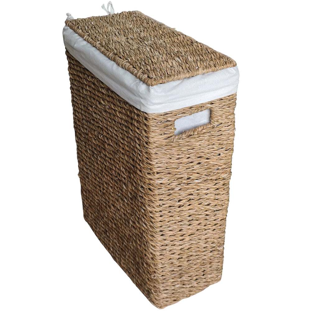 Cesto de roupa suja estreito com 45 litros de capacidade, tampa trançada, forro em tecido branco e abertura lateral para pegar.