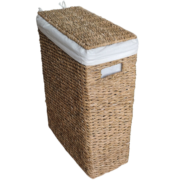 Cesto de roupa suja estreito com 45 litros de capacidade, tampa trançada, forro em tecido branco e abertura lateral para pegar.