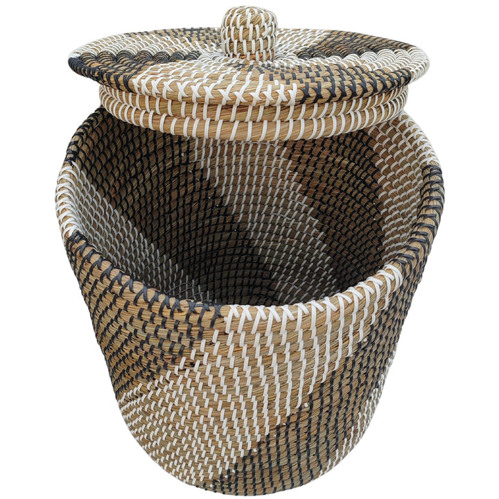 Cesto para a roupa suja feito de algas marinhas, com um volume de cerca de 40 litros, tampa levantada e interior visível.
