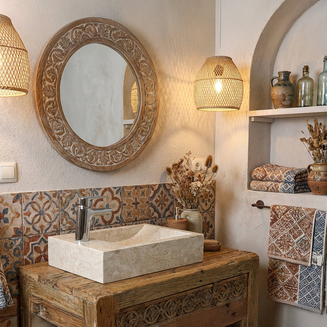 Lavatório retangular de pedra natural clara sobre uma bancada de madeira numa casa de banho de estilo oriental, com azulejos estampados e iluminação acolhedora