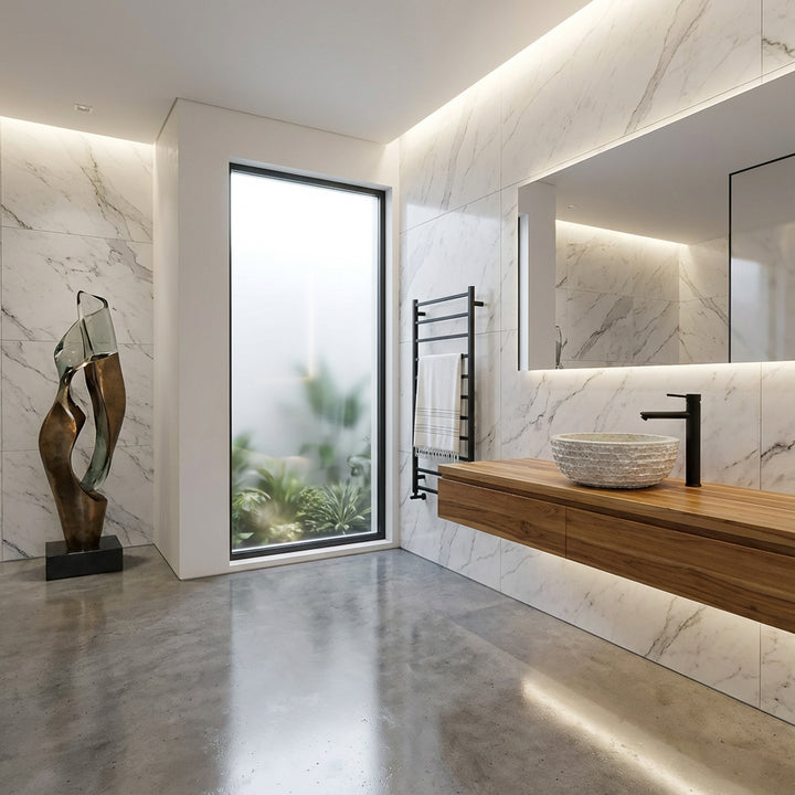 Lavatório moderno em pedra, montado sobre uma bancada suspensa em madeira, numa casa de banho luminosa com azulejos de pedra natural