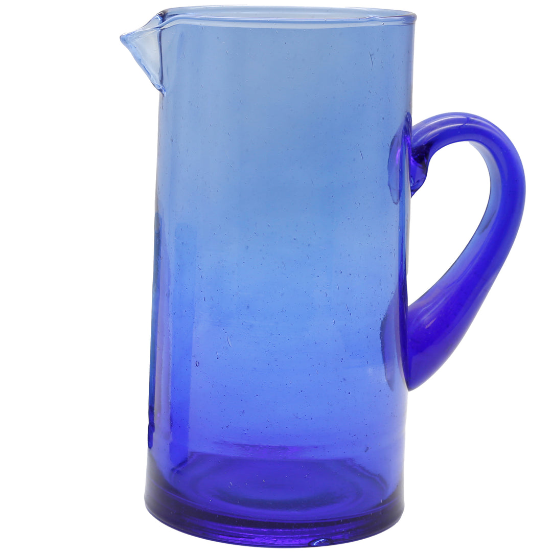 Jarro de água em vidro azul – uma apresentação elegante das bebidas à mesa