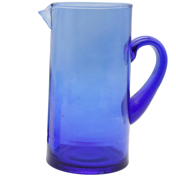 Jarro de água em vidro azul – uma apresentação elegante das bebidas à mesa
